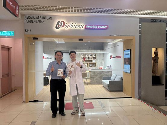 社團法人中華生技醫藥行業協會理事長陳建州（左）與元勛國際海外部梁副總的合影。